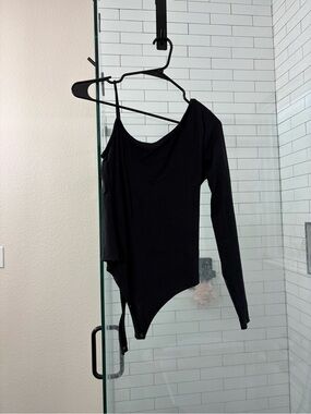 Abercrombie & Fitch Black One-Shoulder Long Sleeve Bodysuit
